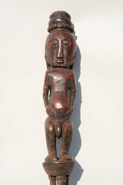 Bembe(baton de chef), d`afrique : rep.dem.Congo, statuette Bembe(baton de chef), masque ancien africain Bembe(baton de chef), art du rep.dem.Congo - Art Africain, collection privées Belgique. Statue africaine de la tribu des Bembe(baton de chef), provenant du rep.dem.Congo, 1435/1157.Bâton sculpté de chef Bembe h.78cm
Il représente un ancêtre debout,les bras le long du corps et les jambes légèrement fléchies.milieu du 20eme sc.Minga)

Gezagsstaf van een Bembe chef. Hij vertoond
een rechtstaande voorouder met de armen langs het lichaam,de benen lichtjes geplooid
 midden de 20ste eeuw.. art,culture,masque,statue,statuette,pot,ivoire,exposition,expo,masque original,masques,statues,statuettes,pots,expositions,expo,masques originaux,collectionneur d`art,art africain,culture africaine,masque africain,statue africaine,statuette africaine,pot africain,ivoire africain,exposition africain,expo africain,masque origina africainl,masques africains,statues africaines,statuettes africaines,pots africains,expositions africaines,expo africaines,masques originaux  africains,collectionneur d`art africain